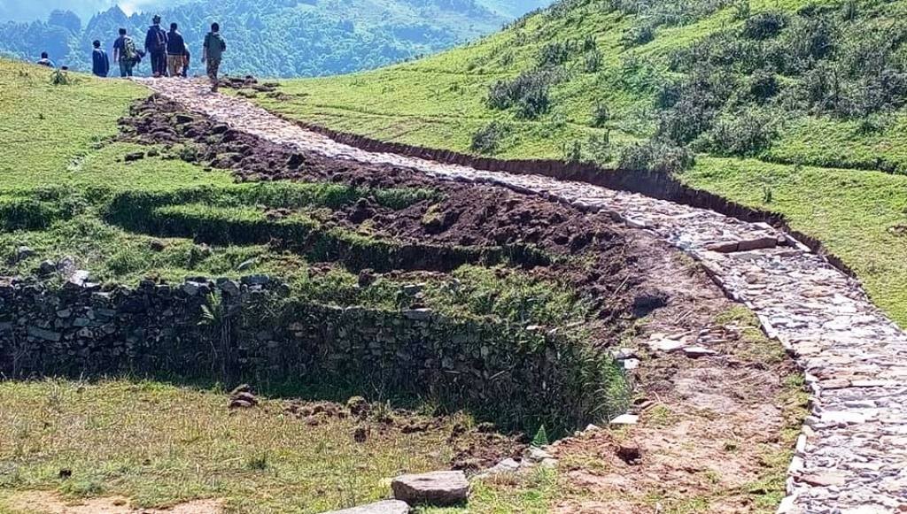 साकेला गाउँपालिकाले निर्माण गरेको पर्यटकीयस्थल टेम्केडाँडा जोड्ने पर्यटन पदमार्ग ।