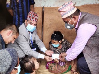 महामारीकै बीचमा अशक्तलाई घरैमा पुगेर नागरिकता प्रदान