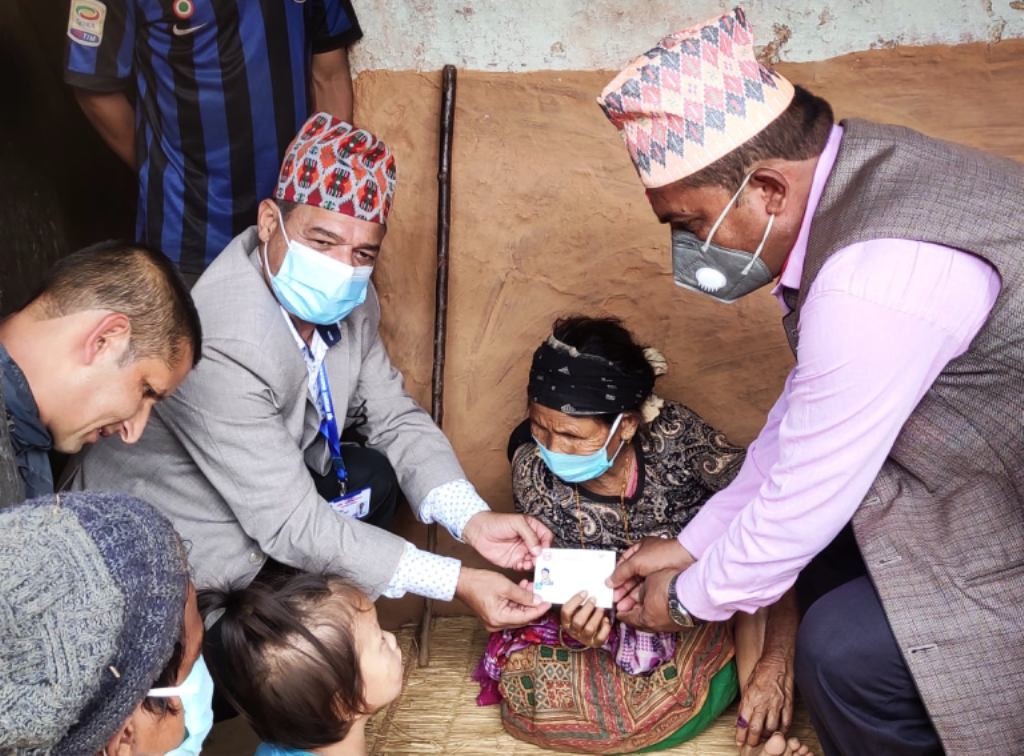 महामारीकै बीचमा अशक्तलाई घरैमा पुगेर नागरिकता प्रदान