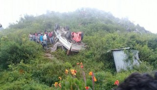 सामान बोक्ने बोलेरो जीप दुर्घटना हुँदा चालक गम्भीर 