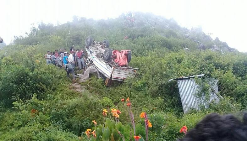 सामान बोक्ने बोलेरो जीप दुर्घटना हुँदा चालक गम्भीर 