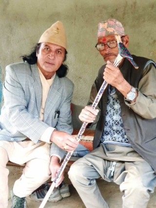 अवकाश प्राप्त जीवन अशक्तलाई लठ्ठी वितरण गरेर विताउँदै आचार्य