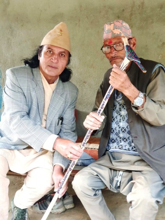 अवकाश प्राप्त जीवन अशक्तलाई लठ्ठी वितरण गरेर विताउँदै आचार्य