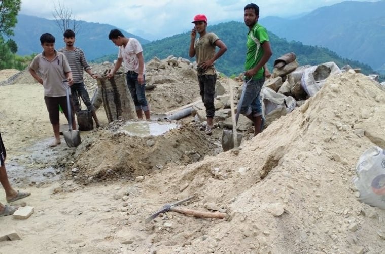 सडकको पर्खालमा गुणस्तरहिन गिटी तथा बालुवा 