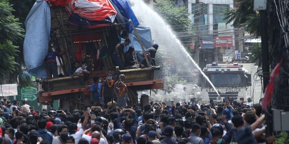 स्थानीय र प्रहरीबीच झडप हुँदा ललितपुरको पुल्चोक क्षेत्र तनावग्रस्त