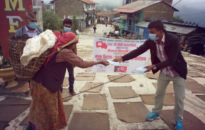 नेपाल विद्यार्थी संघ खोटाङद्वारा मास्क वितरण