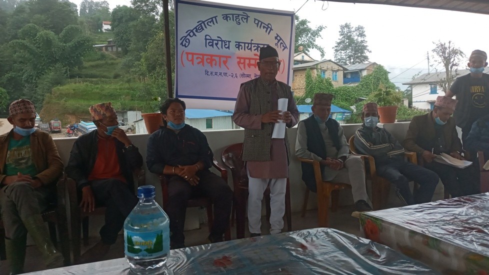 पानीको मुहान अन्यत्र लैजान लागिएको भन्दै स्थानीयको विरोध  