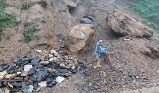 ढुंगा खानीका कारण सडकमा जोखिम 