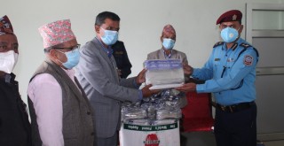 जिल्ला प्रहरी कार्यालय खोटाङलाई तीनसय पिस ‘फेस शिल्ड’ प्रदान
