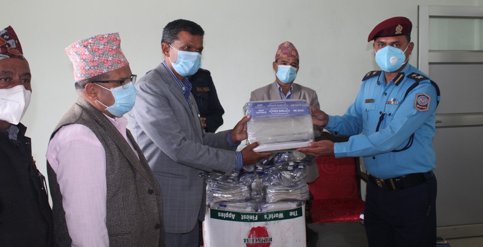 जिल्ला प्रहरी कार्यालय खोटाङलाई तीनसय पिस ‘फेस शिल्ड’ प्रदान