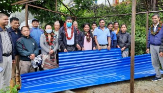 सुधारिएको गोठ निर्माणका लागि कृषकलाई जस्ता 