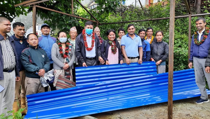 सुधारिएको गोठ निर्माणका लागि कृषकलाई जस्ता 