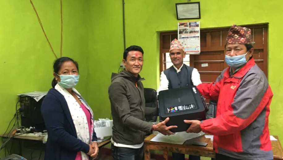 विद्यालयलाई वडा कार्यालयको ल्यापटप र प्रिन्टर 