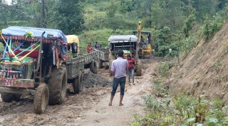 गाउँपालिका र ट्याक्टर व्यवसायीको सहकार्यमा सडक मर्मतको काम शुरु