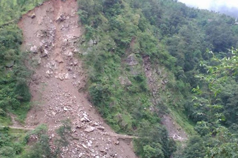 पहिरोसँगै भिरबाट बस खस्यो, एकको मृत्यु, ६ जना घाइते