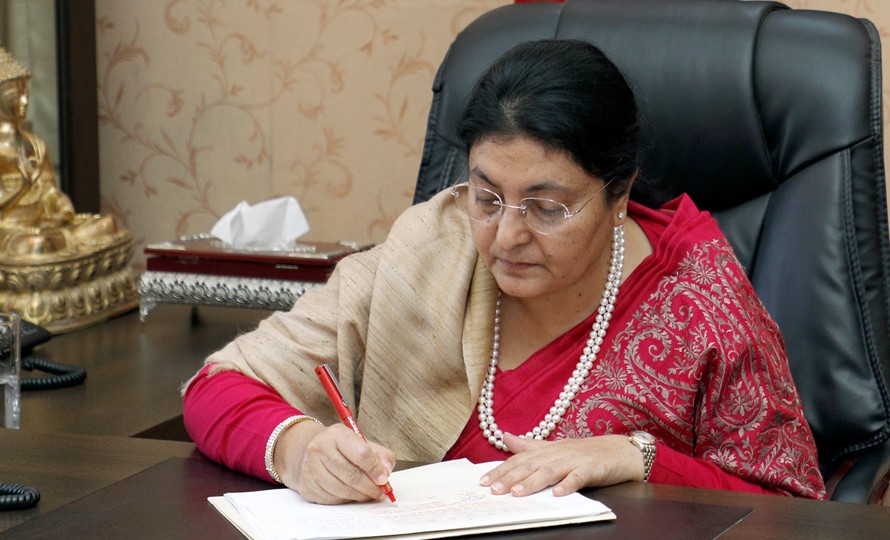 राष्ट्रपतिद्वारा मध्यरातमा प्रतिनिधिसभा विघटन, कात्तिक २६ र मंसिर ३ मा मध्यावधि चुनाव घोषणा