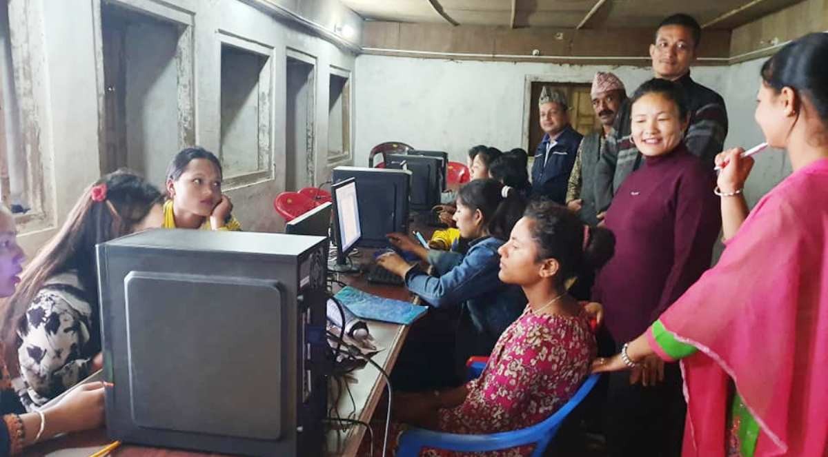 गाउँका महिला कम्प्यूटरमा झुम्मिदै 