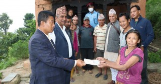 घर भत्किएपछि विचल्नीमा परेको परिवारलाई गाउँपालिकाको राहत
