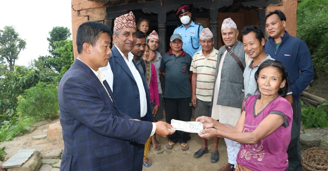 घर भत्किएपछि विचल्नीमा परेको परिवारलाई गाउँपालिकाको राहत