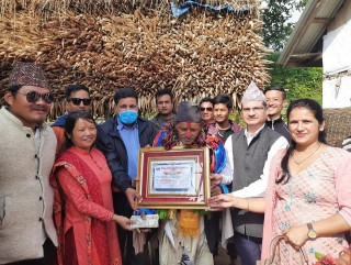 १०३ वर्षीय ज्येष्ठ नागरिक नेपालीलाई नगरको सम्मान
