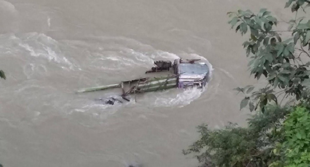 त्रिशुली नदीमा  ट्रक खस्दा चालकसहित  तीन जना घाइते