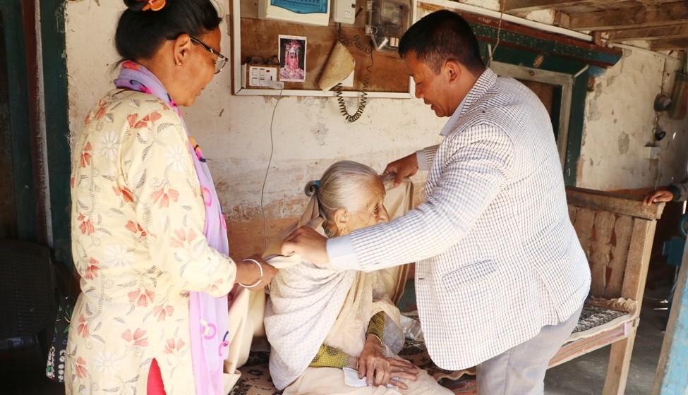 दिप्रुङ चुइचुम्मा गाउँपालिकाले घरमै पुगेर ज्येष्ठ नागरिकलाई सम्मान 