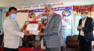 शिक्षा क्षेत्रमा योगदान पुर्‍याउने  आधा दर्जन बढि सम्मानित