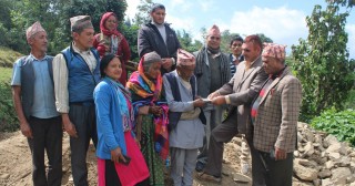 भत्किएको घर पुःननिर्माणका लागि वृद्धवृद्धालाई दाहाल प्रतिष्ठानको सहयोग