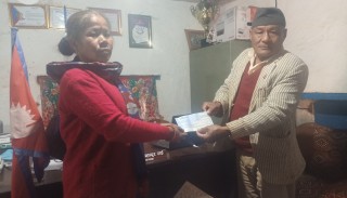 अग्नी पीडित  मगरलाई  गाउँपालिकाले  २५ हजार आर्थिक सहयोग 