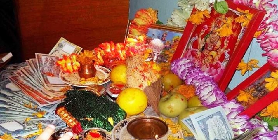 धनधान्यकी देवी लक्ष्मीको पूजा, कुकुर तिहार पनि आजै