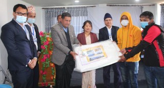 कोरोनाका कारण विदेशमा रोजगारी गुमाएर घर फर्किएका युवाहरुलाई  कृषि सामग्री वितरण