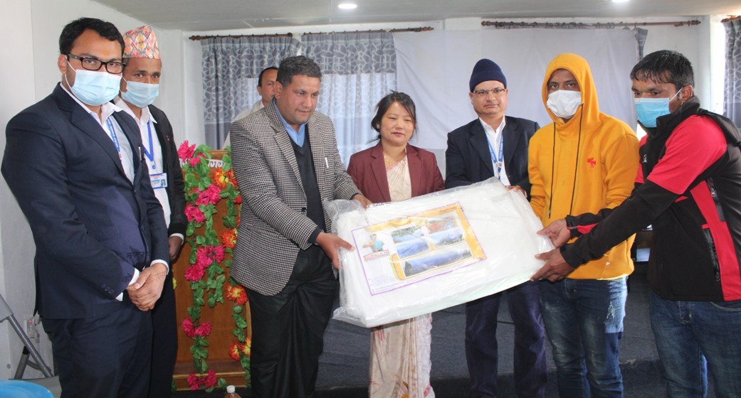 कोरोनाका कारण विदेशमा रोजगारी गुमाएर घर फर्किएका युवाहरुलाई  कृषि सामग्री वितरण
