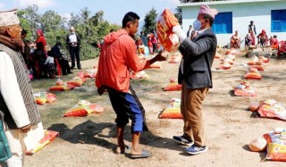 दिप्रुङ चुइचुम्मा गाउँपालिकाद्वारा अति विपन्न तथा सुत्केरी महिलालाई राहत वितरण