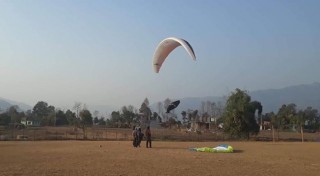 प्याराग्लाइडिङ दुर्घटना : चालकको मृत्यु, यात्रु घाइते