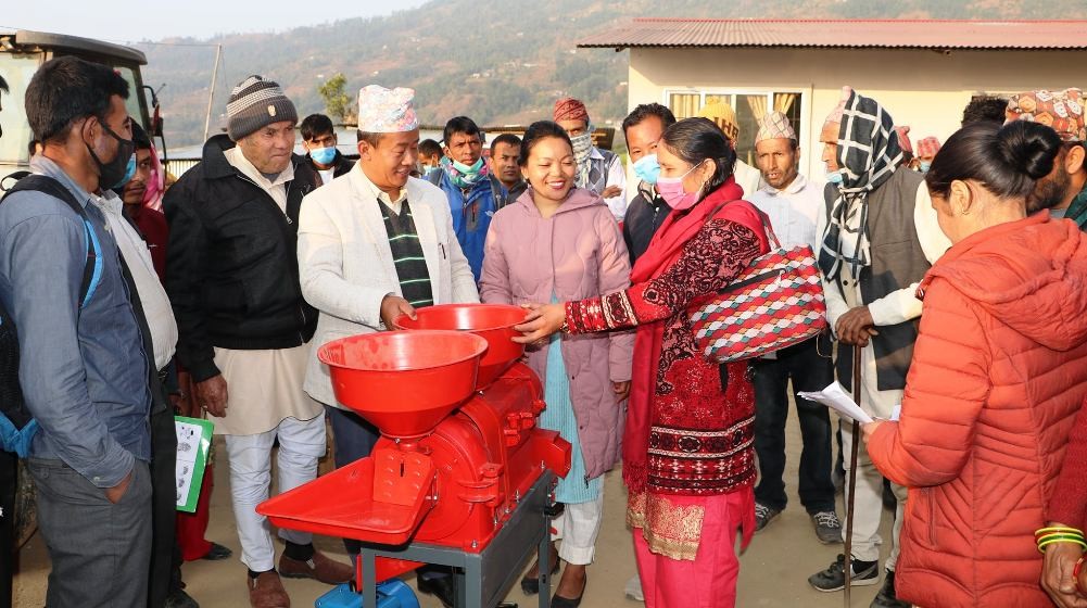 किसानलाई मिल, थ्रेसर र क्यारेट 