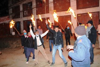 रामचन्द्र पौडेललाई प्रहरीले नियन्त्रणमा लिएको विरोधमा दिक्तेलमा राके जुलुस 
