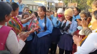 छात्रालाई निःशुल्क स्यानिटरी प्याड वितरण गर्दै नगरपालिका 
