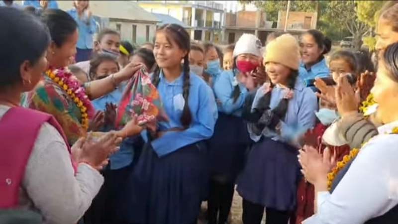 छात्रालाई निःशुल्क स्यानिटरी प्याड वितरण गर्दै नगरपालिका 