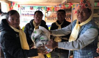 १० फुटबल क्लवलाई खेलकुद  सामग्री प्रदान 