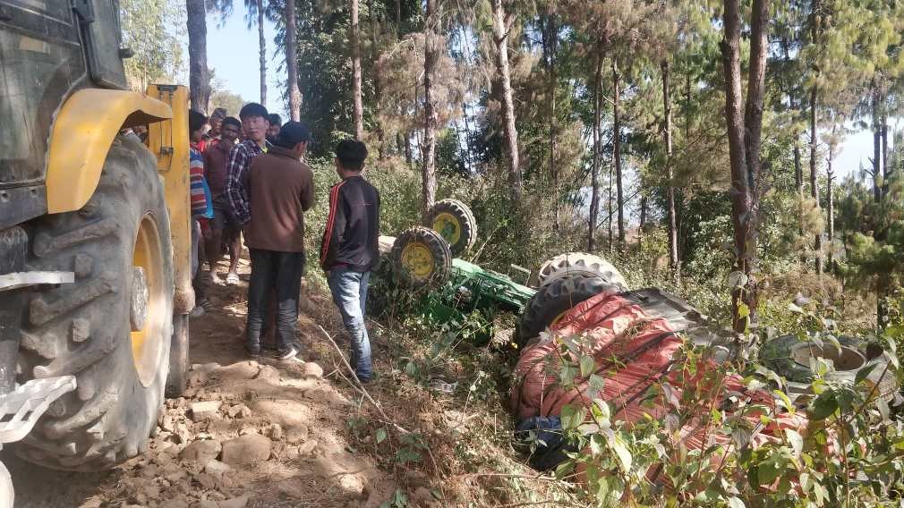 खोटाङमा ट्याक्टर दुर्घटनामा सह–चालकको मृत्यु, चालक गम्भीर  