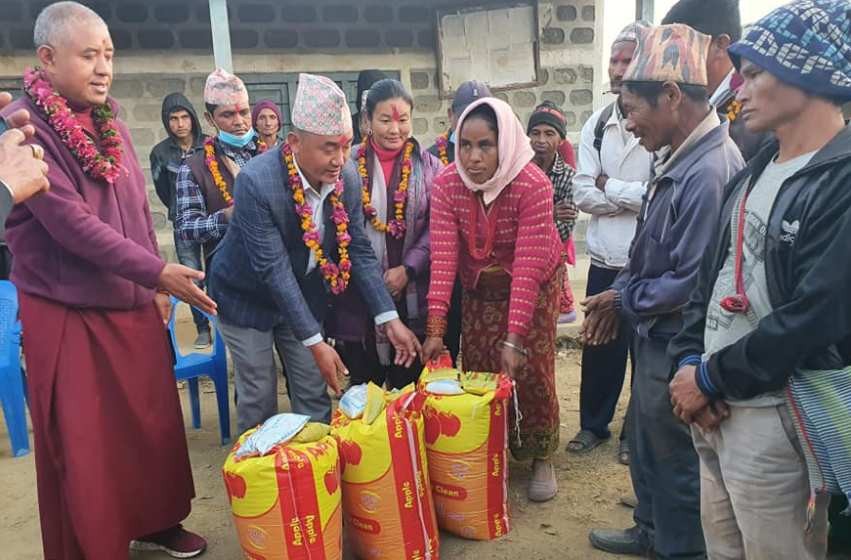 डिकुवाका स्थानीयलाई वौद्ध महायान केन्द्रको खाद्यान्न 