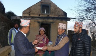 दिप्रुङ चुईचुम्मा गाउँपालिकाद्वारा अग्नि पीडितलाई आर्थिक सहयोग