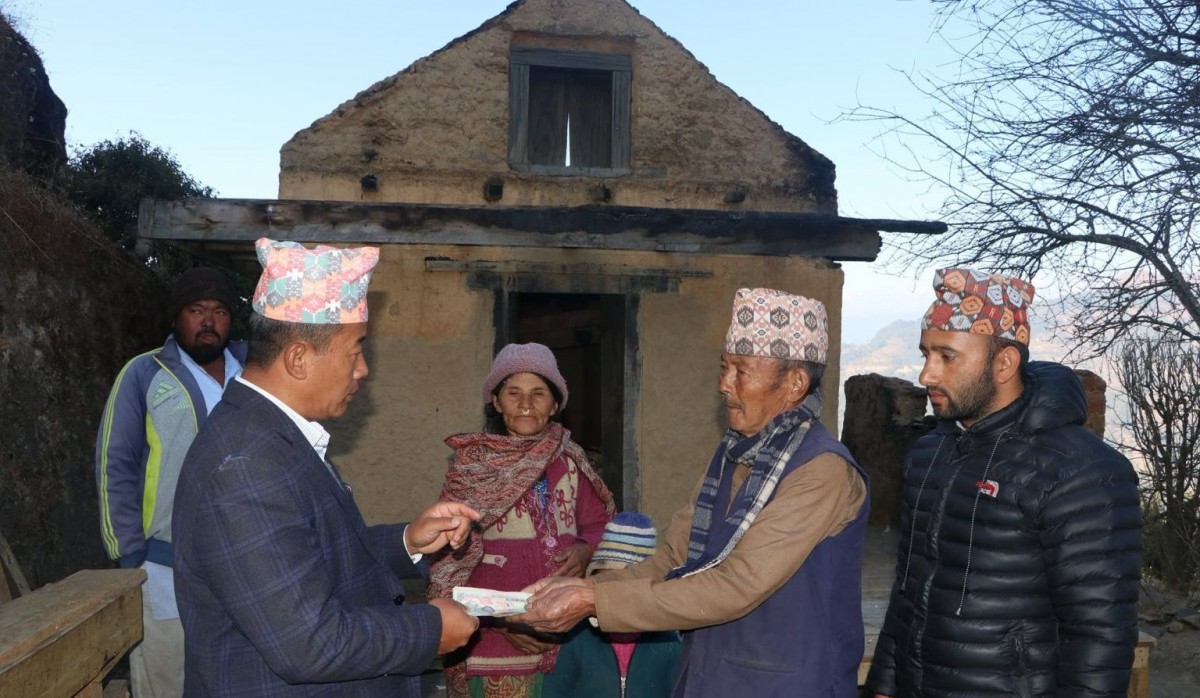 दिप्रुङ चुईचुम्मा गाउँपालिकाद्वारा अग्नि पीडितलाई आर्थिक सहयोग