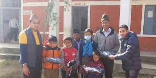 अपाङ्ग र विपन्न विद्यार्थीलाई न्यानो कपडा प्रदान