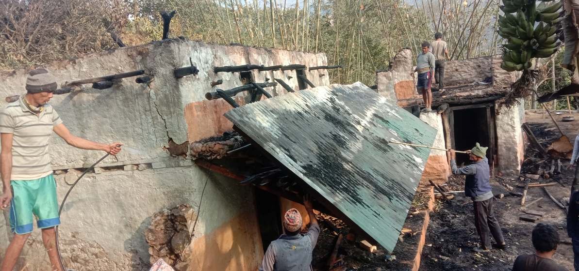 rahat for fire victim at dumre photo_khotang.jpg
