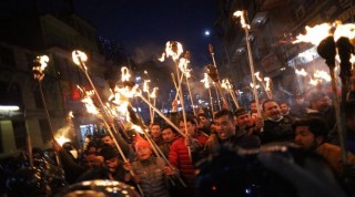 आम हड्तालको पूर्व सन्ध्यामा प्रचण्ड–माधव पक्षको  काठमाडौंमा मसाल जुलुस
