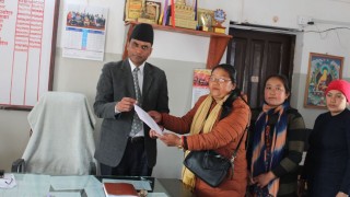 अखिल नेपाल महिला संघद्वारा प्रधानमन्त्रीलाई ज्ञापनपत्र 