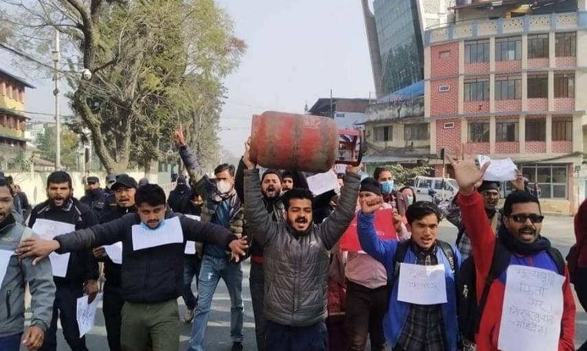 पेट्रोलियम पदार्थको मूल्य वृद्धिको विरोधमा आयल निगम अगाडि प्रदर्शन