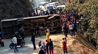 धादिङको पाल्पा भञ्‍ज्याङमा सडकमै बस पल्टिँदा-८ जना घाइते