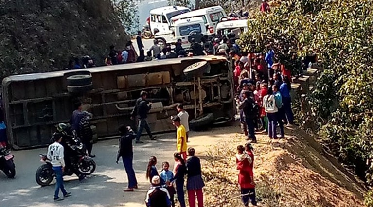 धादिङको पाल्पा भञ्‍ज्याङमा सडकमै बस पल्टिँदा-८ जना घाइते